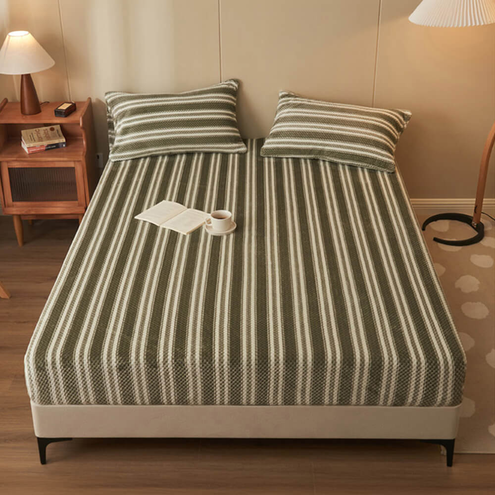 Classic Pineapple Grid Velvet Warm Fitted Sheet Mattress Cover - Image 3