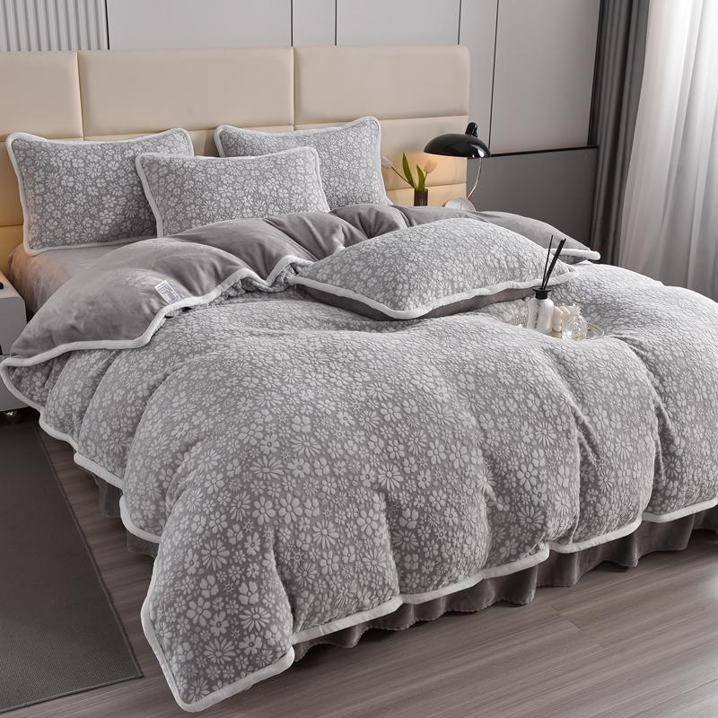 Elegant Carved Velvet Floral Bedding Skin-Friendly Bed Sheet Set - Image 4