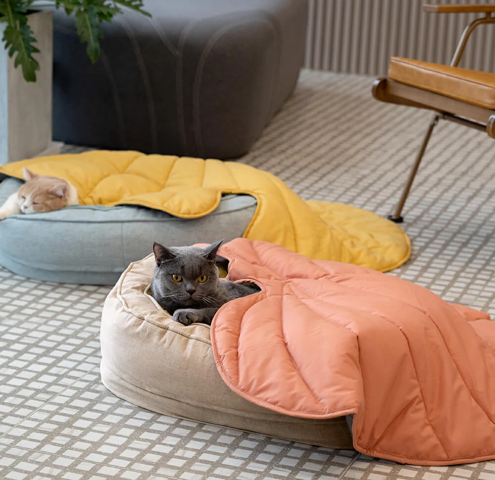 Leaf Shape Dog Blanket With Donut Dog Bed Luxury Dog Gifts - Image 8